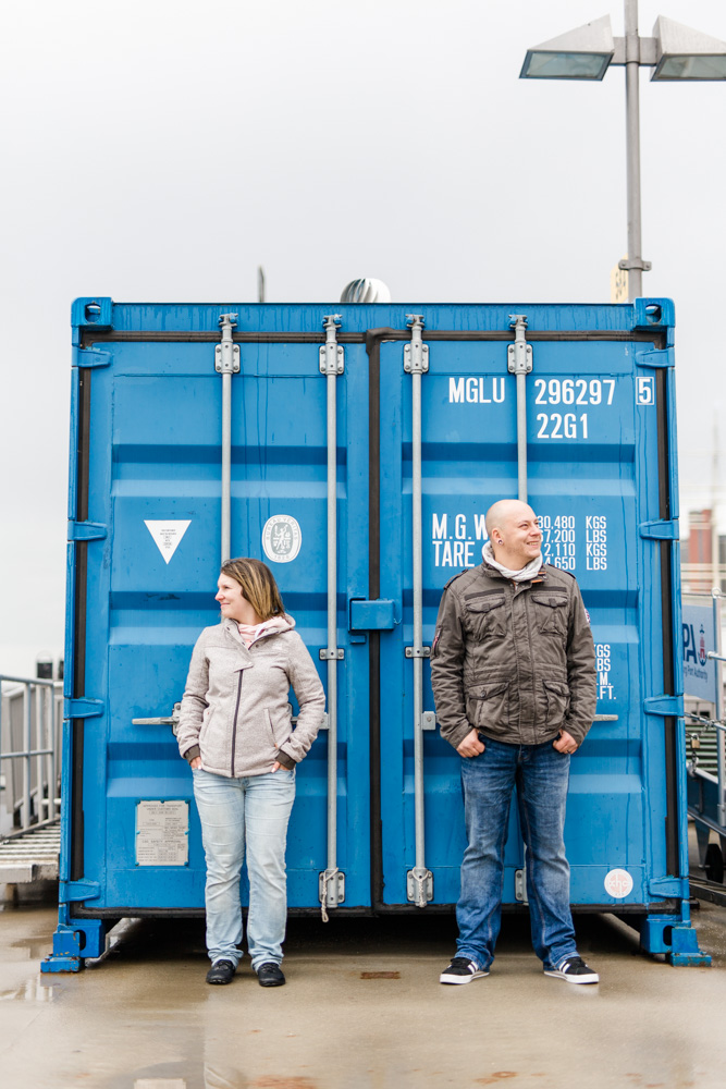 Paarshooting am Hamburger Hafen bei Regen mit Heiratsantrag